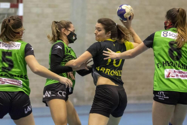 Emocionante choque entre los conjuntos de Villava y Barañáin que se saldó con triunfo de las de casa por un ajustado 26-25.