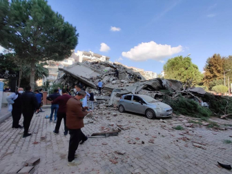 Un fuerte terremoto sacude Grecia y Turquía y provoca el derrumbe de varios edificios