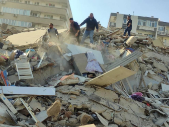 Un fuerte terremoto sacude Grecia y Turquía y provoca el derrumbe de varios edificios