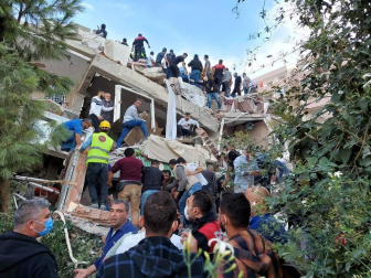Un fuerte terremoto sacude Grecia y Turquía y provoca el derrumbe de varios edificios