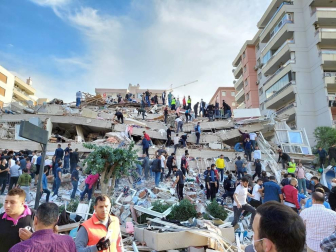 Un fuerte terremoto sacude Grecia y Turquía y provoca el derrumbe de varios edificios