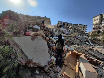 Un fuerte terremoto sacude Grecia y Turquía y provoca el derrumbe de varios edificios