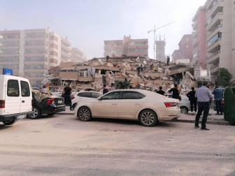 Un fuerte terremoto sacude Grecia y Turquía y provoca el derrumbe de varios edificios