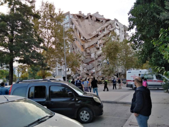 Un fuerte terremoto sacude Grecia y Turquía y provoca el derrumbe de varios edificios