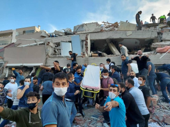 Un fuerte terremoto sacude Grecia y Turquía y provoca el derrumbe de varios edificios