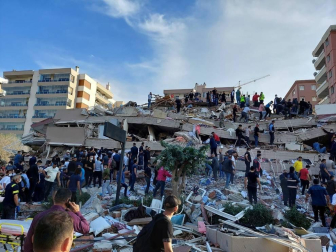 Un fuerte terremoto sacude Grecia y Turquía y provoca el derrumbe de varios edificios