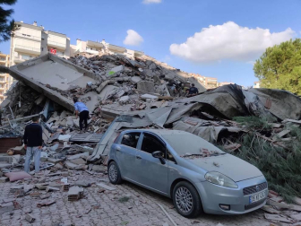 Un fuerte terremoto sacude Grecia y Turquía y provoca el derrumbe de varios edificios