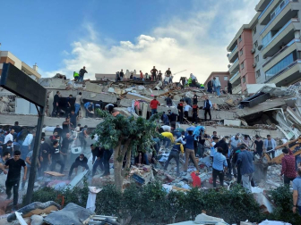 Un fuerte terremoto sacude Grecia y Turquía y provoca el derrumbe de varios edificios