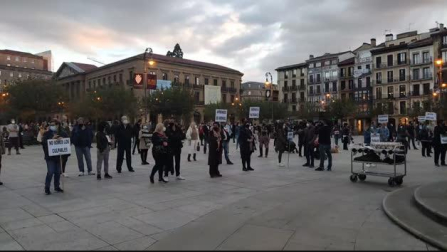 Vídeo de los asistentes al fina de la manifestación de apoyo a la hostelería en la plaza del Castillo