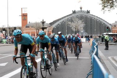 Fotos del podio final de la Vuelta a España 2020 y de su última etapa. Maillot rojo para Roglic y victoria de etapa para Ackermann