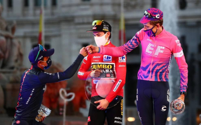 Fotos del podio final de la Vuelta a España 2020 y de su última etapa. Maillot rojo para Roglic y victoria de etapa para Ackermann