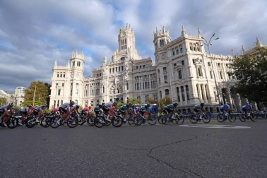 Fotos del podio final de la Vuelta a España 2020 y de su última etapa. Maillot rojo para Roglic y victoria de etapa para Ackermann