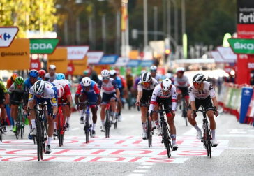 Fotos del podio final de la Vuelta a España 2020 y de su última etapa. Maillot rojo para Roglic y victoria de etapa para Ackermann