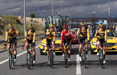Fotos del podio final de la Vuelta a España 2020 y de su última etapa. Maillot rojo para Roglic y victoria de etapa para Ackermann