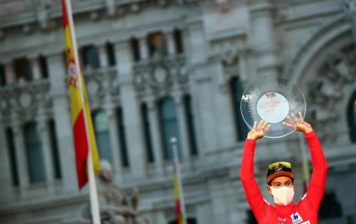 Fotos del podio final de la Vuelta a España 2020 y de su última etapa. Maillot rojo para Roglic y victoria de etapa para Ackermann