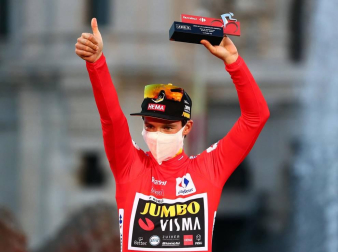 Fotos del podio final de la Vuelta a España 2020 y de su última etapa. Maillot rojo para Roglic y victoria de etapa para Ackermann