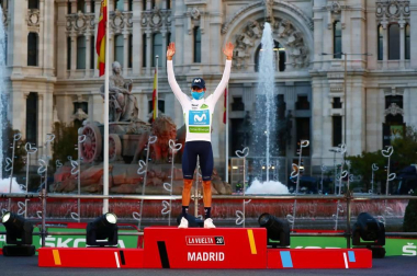 Fotos del podio final de la Vuelta a España 2020 y de su última etapa. Maillot rojo para Roglic y victoria de etapa para Ackermann