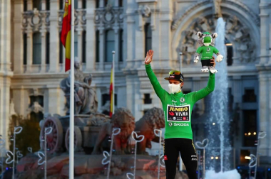 Fotos del podio final de la Vuelta a España 2020 y de su última etapa. Maillot rojo para Roglic y victoria de etapa para Ackermann