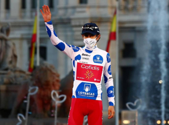 Fotos del podio final de la Vuelta a España 2020 y de su última etapa. Maillot rojo para Roglic y victoria de etapa para Ackermann