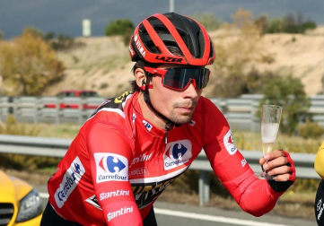 Fotos del podio final de la Vuelta a España 2020 y de su última etapa. Maillot rojo para Roglic y victoria de etapa para Ackermann