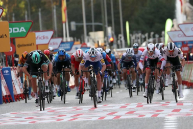 Fotos del podio final de la Vuelta a España 2020 y de su última etapa. Maillot rojo para Roglic y victoria de etapa para Ackermann