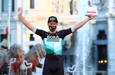 Fotos del podio final de la Vuelta a España 2020 y de su última etapa. Maillot rojo para Roglic y victoria de etapa para Ackermann