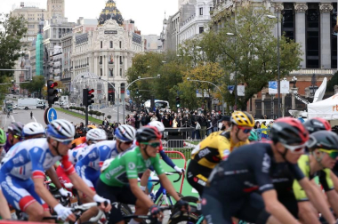 Fotos del podio final de la Vuelta a España 2020 y de su última etapa. Maillot rojo para Roglic y victoria de etapa para Ackermann
