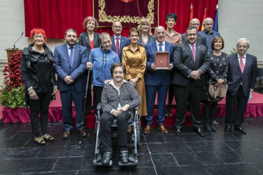 Acto institucional de celebración del Día de Navarra, en el que la presidenta María Chivite ha entregado la Medalla de Oro de la comunidad a la asociación de daño cerebral ADACEN.