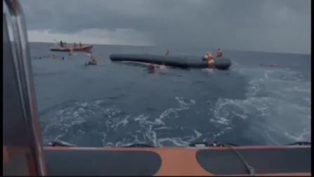 Una madre busca su bebé en el naufragio socorrido por Open Arms