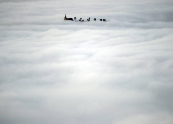 Un manto de nubes cubría la comarca de Pamplona en el amanecer de este jueves.