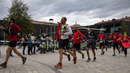 Decenas de corredores en las maratones solidarias A los Cuatro Vientos en Berriozar