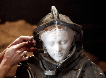 El artista madrileño Javier Viver muestra su obra efímera de estatuas de sal en el Museo Universidad de Navarra.