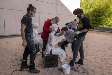 El artista Javier Vives instala en el Museo de la Universida de Navarra un grupo de esculturas hechas de sal