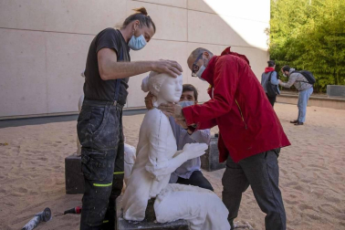 El artista Javier Vives instala en el Museo de la Universida de Navarra un grupo de esculturas hechas de sal
