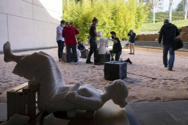El artista Javier Vives instala en el Museo de la Universida de Navarra un grupo de esculturas hechas de sal