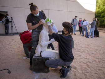 El artista Javier Vives instala en el Museo de la Universida de Navarra un grupo de esculturas hechas de sal