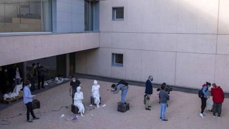 El artista Javier Vives instala en el Museo de la Universida de Navarra un grupo de esculturas hechas de sal