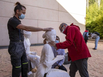 El artista Javier Vives instala en el Museo de la Universida de Navarra un grupo de esculturas hechas de sal
