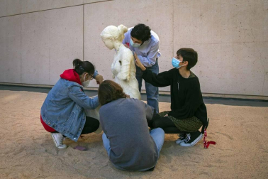 El artista Javier Vives instala en el Museo de la Universida de Navarra un grupo de esculturas hechas de sal
