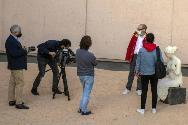 El artista Javier Vives instala en el Museo de la Universida de Navarra un grupo de esculturas hechas de sal