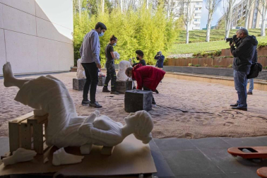 El artista Javier Vives instala en el Museo de la Universida de Navarra un grupo de esculturas hechas de sal
