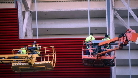 Las obras de El Sacar avanzan con la colocación de las chapas rojas en la fachada exterior del Estado.