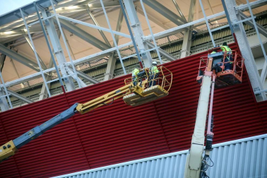 Las obras de El Sacar avanzan con la colocación de las chapas rojas en la fachada exterior del Estado.