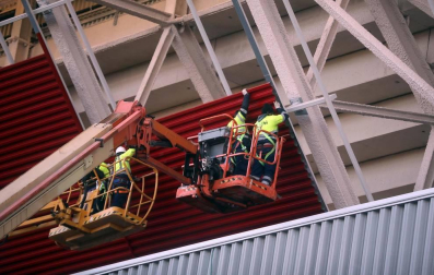 Las obras de El Sacar avanzan con la colocación de las chapas rojas en la fachada exterior del Estado.