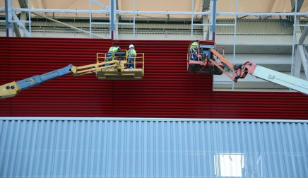 Las obras de El Sacar avanzan con la colocación de las chapas rojas en la fachada exterior del Estado.
