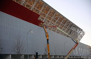 Las obras de El Sacar avanzan con la colocación de las chapas rojas en la fachada exterior del Estado.