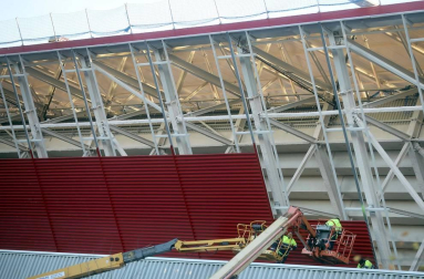 Las obras de El Sacar avanzan con la colocación de las chapas rojas en la fachada exterior del Estado.