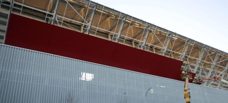 Las obras de El Sacar avanzan con la colocación de las chapas rojas en la fachada exterior del Estado.