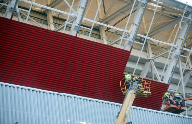 Las obras de El Sacar avanzan con la colocación de las chapas rojas en la fachada exterior del Estado.