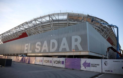 Las obras de El Sacar avanzan con la colocación de las chapas rojas en la fachada exterior del Estado.